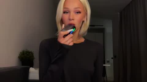 MOLLYYYY dont forget to give me a thumb up online show from June 25, 1:38 pm