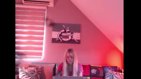 A girl online show from October 11, 7:35 am