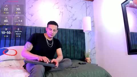 Snapshot of dustin_sonne chatting on September 19, 4:05 am Dustin Sonne online show from September 19, 4:05 am
