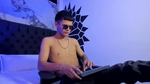 dylanroyce_ online show from March 12, 1:04 pm