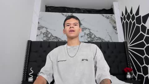 dylanroyce_ online show from March 18, 12:33 pm