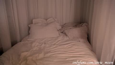 Snapshot of eevie_moon chatting on September 26, 6:32 am eevie online show from September 26, 6:32 am