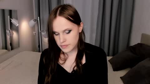 Effie Mur online show from April 14, 8:45 pm