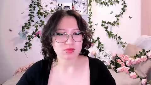 liasama online show from December 16, 7:15 am