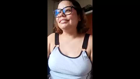 eimy_saenzz online show from April 15, 6:44 pm