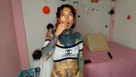 Snapshot of eimytatto_ chatting on October 21, 10:46 pm Carla online show from October 21, 10:46 pm