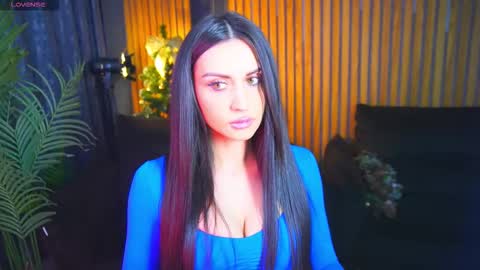 elegant_mysterious online show from January 14, 8:39 pm