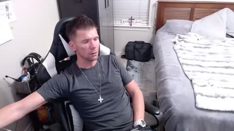 Snapshot of elevatetlb chatting on October 8, 5:57 am Walker online show from October 8, 5:57 am