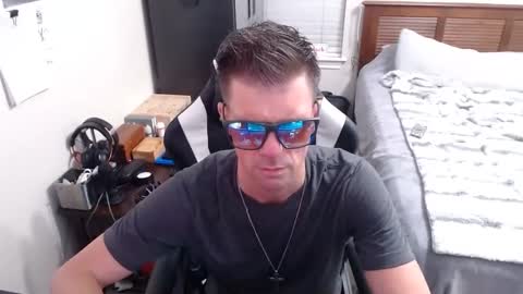 Snapshot of elevatetlb chatting on October 7, 1:34 am Walker online show from October 7, 1:34 am