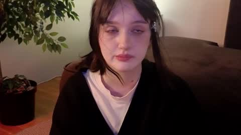 Snapshot of eliejay chatting on October 18, 5:44 am Ellie online show from October 18, 5:44 am