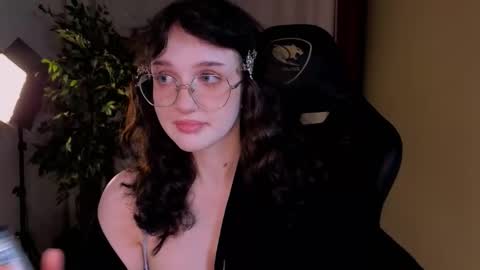 Snapshot of eliejay chatting on October 15, 5:32 am Ellie online show from October 15, 5:32 am