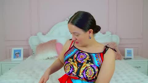 ElinaBellucci online show from April 16, 4:45 am