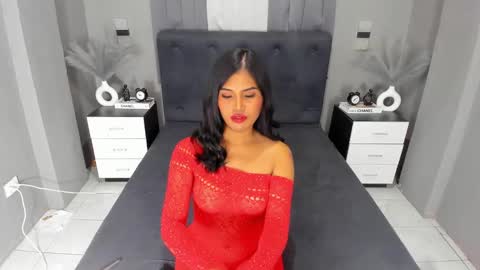 Ella online show from December 5, 6:39 pm