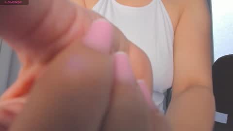 ella_vee online show from September 16, 4:59 am