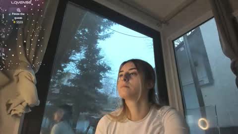 ella_vee online show from December 15, 6:20 am