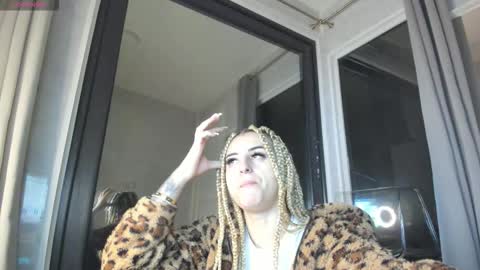 ella_vee online show from October 26, 4:02 am