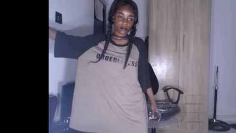 ella online show from February 18, 5:18 am