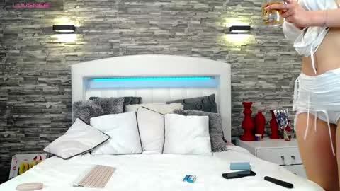 Ella online show from March 12, 8:31 pm