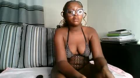 ellah-simone online show from May 25, 8:04 pm