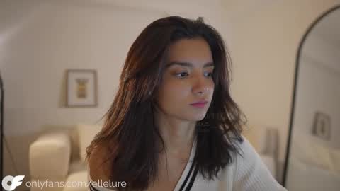 Linda Restrepo online show from November 10, 10:56 pm