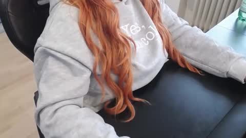 Elly online show from October 30, 2:50 pm