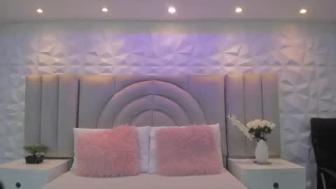 Ellye online show from July 22, 7:05 pm