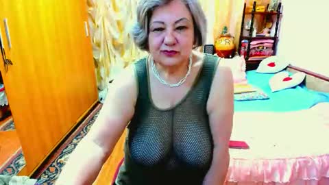 ellyhot53 online show from June 2, 11:29 pm
