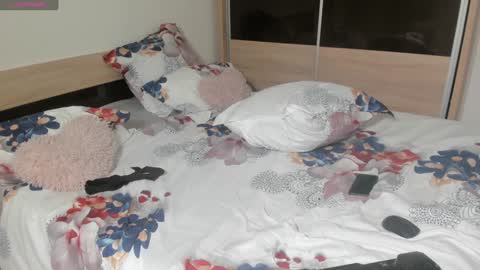 Snapshot of ellyslimdoll chatting on January 11, 12:33 am ellslimdoll online show from January 11, 12:33 am