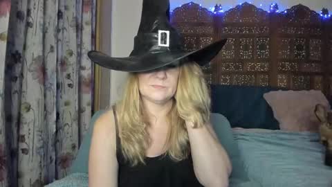 Snapshot of emberpheonixxx chatting on November 1, 2:12 am Ember Pheonixxx online show from November 1, 2:12 am