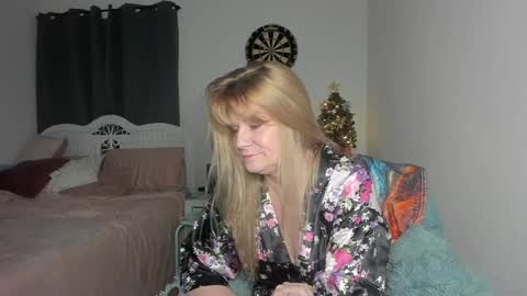 Snapshot of emberpheonixxx chatting on December 29, 3:33 am Ember Pheonixxx online show from December 29, 3:33 am