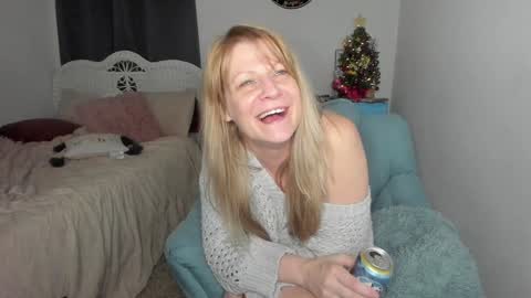 Snapshot of emberpheonixxx chatting on December 20, 6:29 am Ember Pheonixxx online show from December 20, 6:29 am