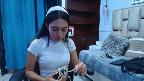 Snapshot of emelie_ch_ chatting on January 21, 11:34 pm Emily  online show from January 21, 11:34 pm