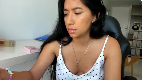 Emilly  online show from December 17, 2:57 pm