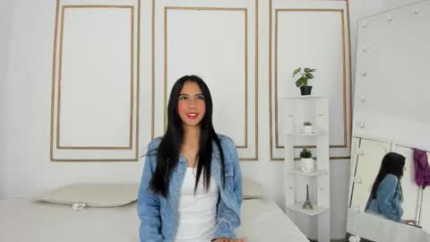 emily_gaviria1 online show from March 26, 12:21 pm