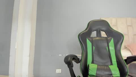 Emi  independent model  online show from December 13, 11:17 pm