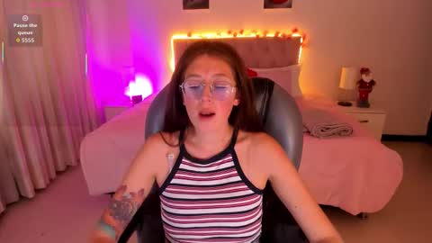 emily_warren__ online show from November 19, 7:01 pm