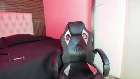 emilymora1_ online show from June 12, 4:44 am