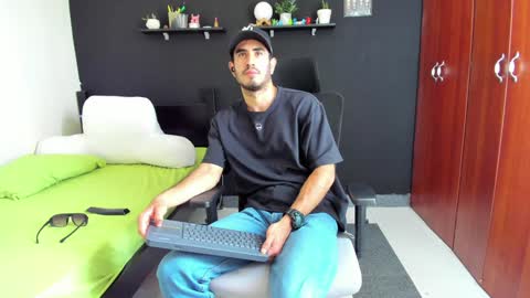 Snapshot of emma_muscle_ chatting on December 2, 3:20 pm emma online show from December 2, 3:20 pm