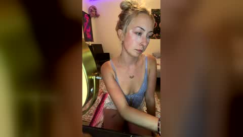 emmaraee online show from May 16, 1:57 am