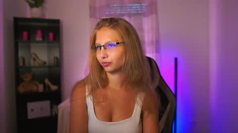 Emmie online show from September 25, 1:18 pm