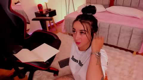 Snapshot of emmyevans1 chatting on January 6, 10:36 pm Emmy Evans  online show from January 6, 10:36 pm