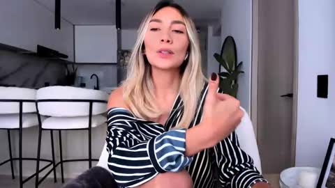 emyconneer online show from February 22, 9:15 pm