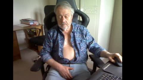 erasmus_d online show from April 4, 5:09 pm