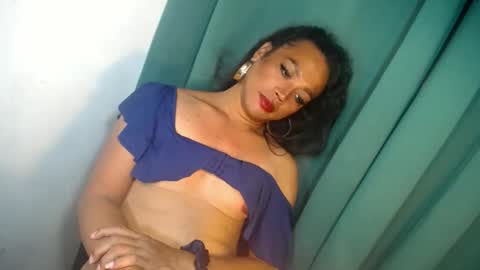 erika_madrigal online show from December 19, 7:04 am