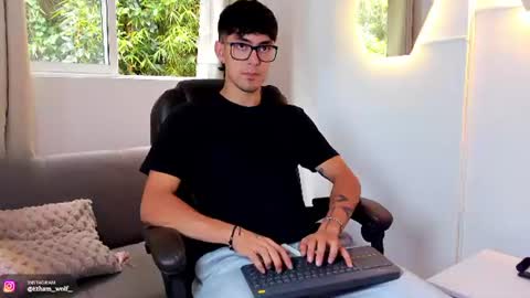 etham_wolf1 online show from June 11, 6:50 pm