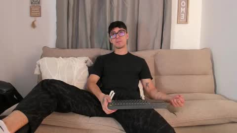 etham_wolf1 online show from March 25, 5:52 pm