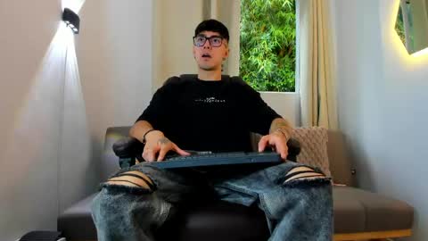 etham_wolf1 online show from June 6, 6:14 pm