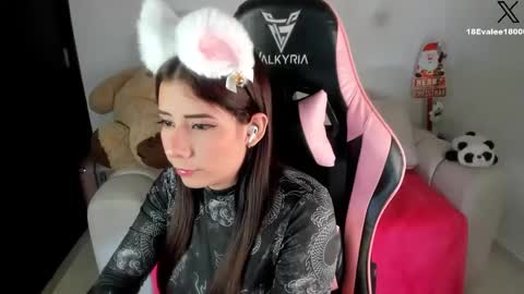 Snapshot of eva_lee18 chatting on January 15, 7:37 am Eva   online show from January 15, 7:37 am