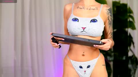 Eva  online show from November 29, 9:28 am