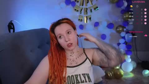 Snapshot of evaredmooon chatting on October 19, 11:59 am Moon online show from October 19, 11:59 am